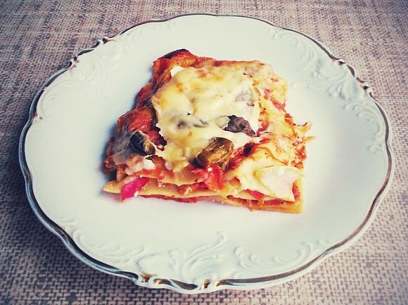Lasagne z cukinią i sosem pomidorowym z ziołami
