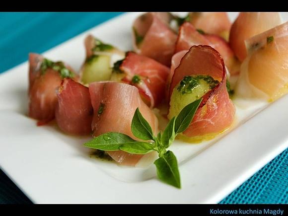 Sałatka z melona i szynki prosciutto z bazyliowo-miodowym sosem