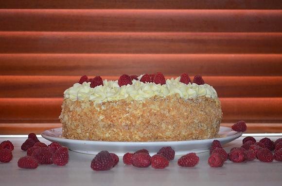Tort malinowy z białą czekoladą