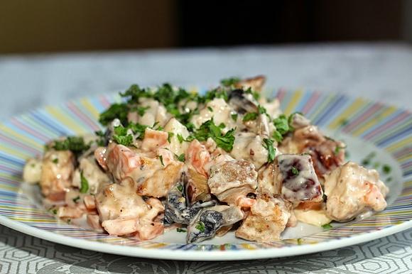 Sałatka z pieczarkami, kurczakiem i grzankami