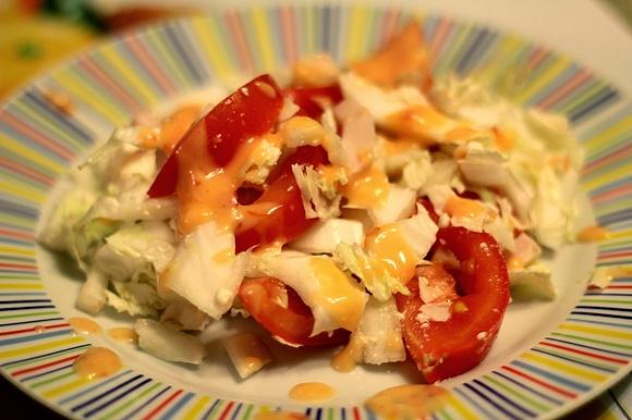 Sałatka z kapustą pekińską pomidorem i sosem słodkim chilli