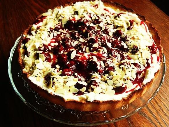 Tarta z kremem i frużeliną wiśniową
