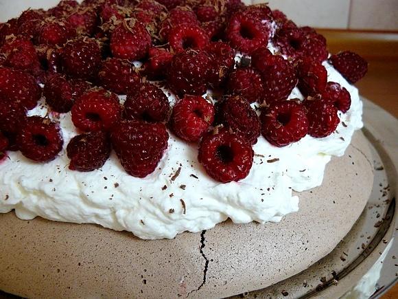 Czekoladowa Pavlova z malinami