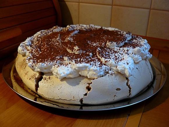 Pavlova cappuccino