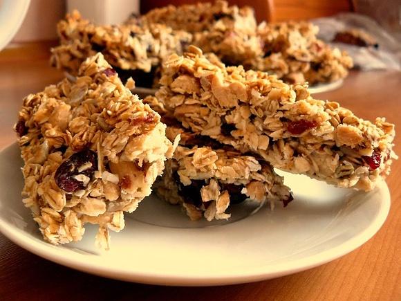 Batoniki fitness z orzechami i żurawiną