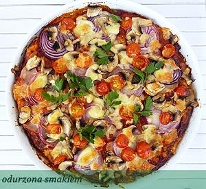 Pizza z cebulą pieczarkami szynką i pomidorami koktajlowymi