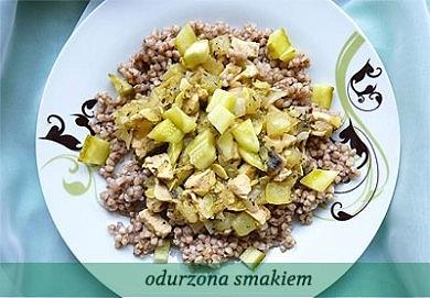 Leczo z kabaczka i ogórków małosolnych z kaszą gryczaną