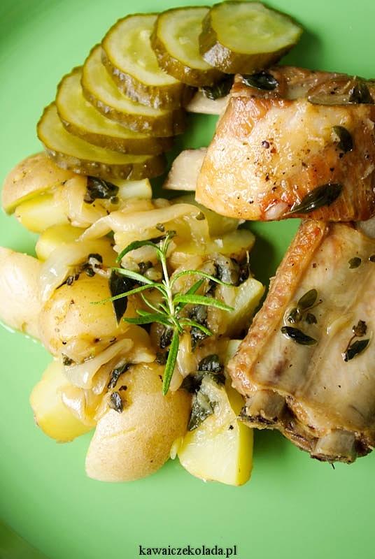 Żeberka w sosie winno-cebulowym z majerankiem