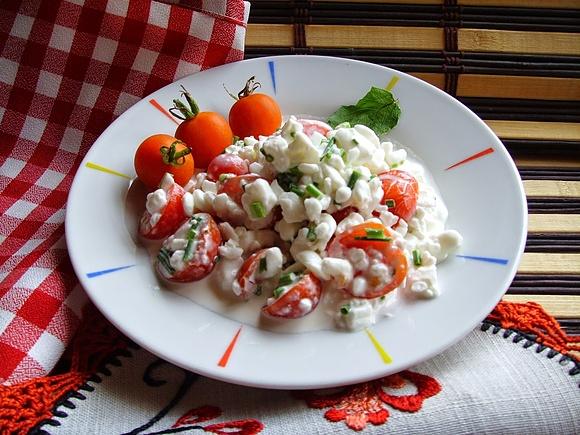 Serek wiejski z pomidorkami koktajlowymi i szczypiorkiem