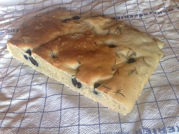 Focaccia z oliwkami i rozmarynem