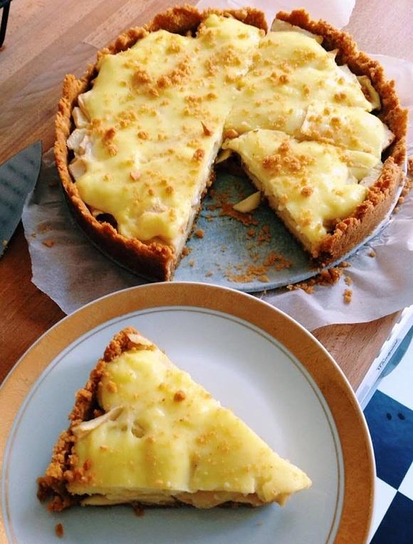 Orzechowa tarta z jabłkami i budyniem