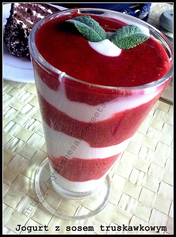 Jogurt z sosem truskawkowym