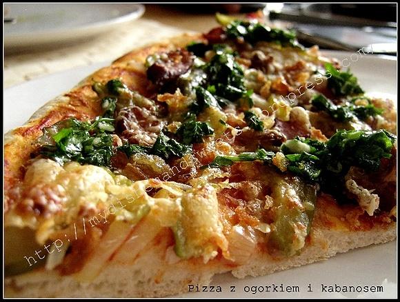 Pizza z ogórkiem i kabanosem