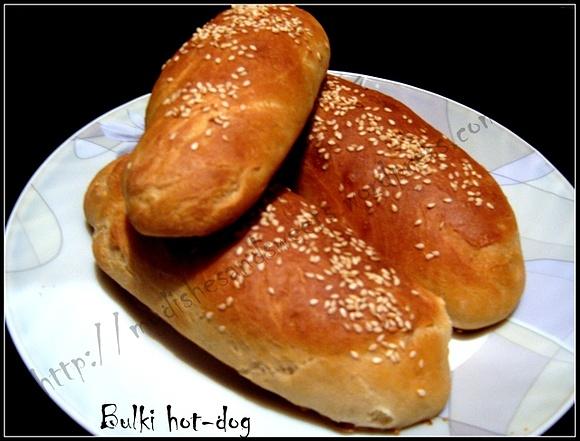 Hot-dog z parówką, cebulą prażoną i ketchupem