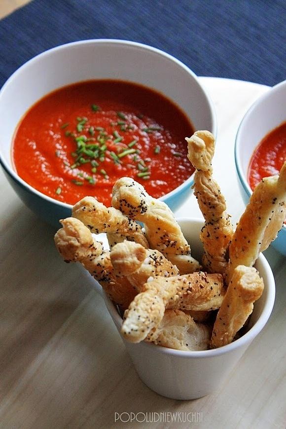 Zupa ze świeżych pomidorów z nutą curry i sezamowymi paluchami