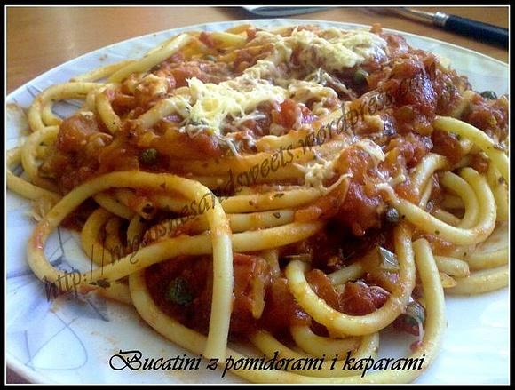 Bucatini z pomidorami i kaparami
