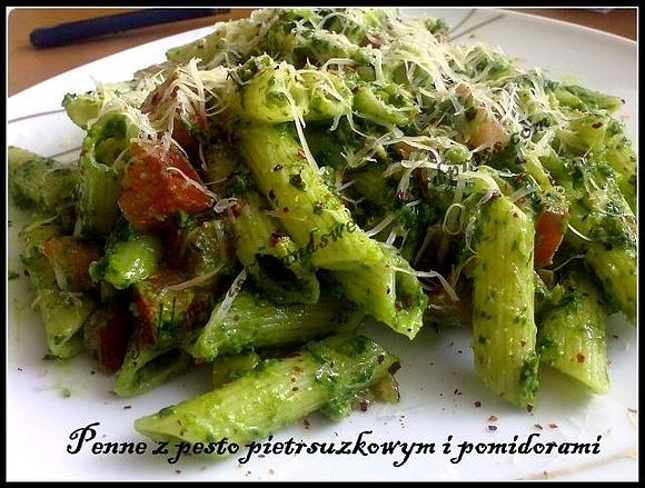 Penne z pesto pietruszkowym i pomidorami