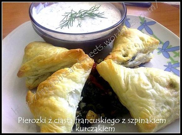 Pierożki z ciasta francuskiego ze szpinakiem i kurczakiem