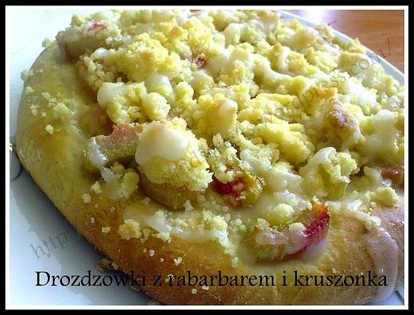 Drożdżówki z rabarbarem i kruszonką