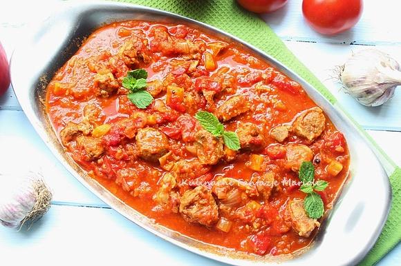 Gulasz węgierski z pieczoną papryką i pomidorami