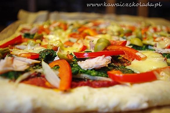 Pizza na pszenno-żytnim cieście ze szpinakiem i czerwoną papryką