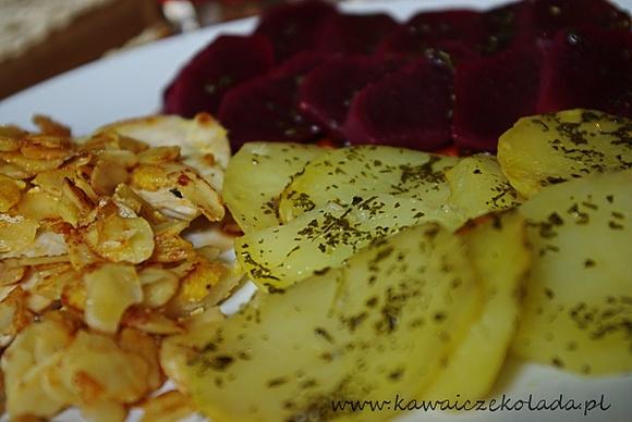 Kurczak w migdałach z carpaccio z buraków i zapiekanymi ziemniakami z pietruszką