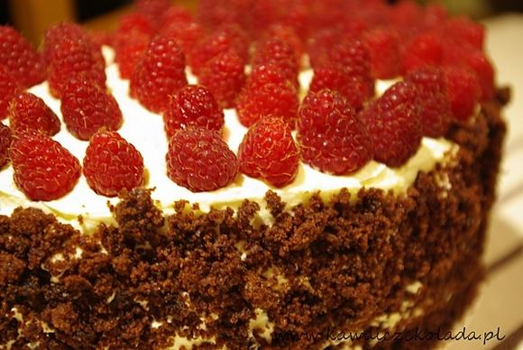 Tort czekoladowy z bitą śmietaną i malinami