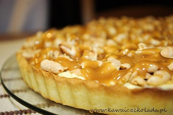 Tarta z orzechami w sosie krówkowym