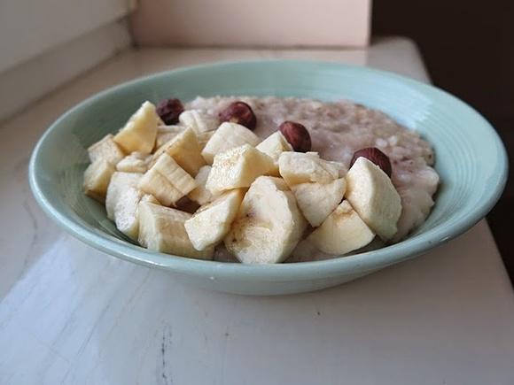 Budyń ryżowo-jabłkowy z bananem i orzechami laskowymi