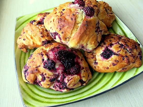 Szwedzkie drożdżówki z jeżynami