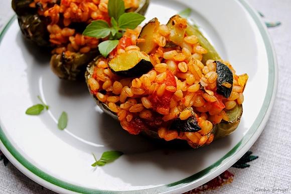 Papryka faszerowana kaszą bulgur, cukinią i pomidorami
