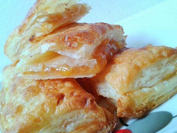 Ciasto francuskie z brzoskwiniami i jabłkami
