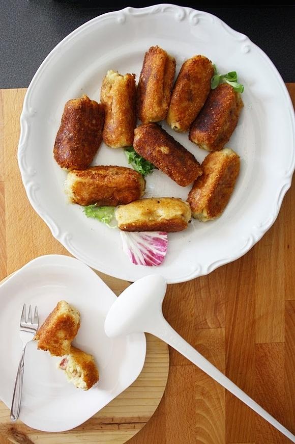Delikatne krokiety ziemniaczane z wędzonym serem i boczkiem