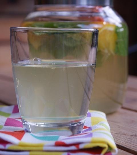 Woda pomarańczowa – prosty przepis na naturalny napój
