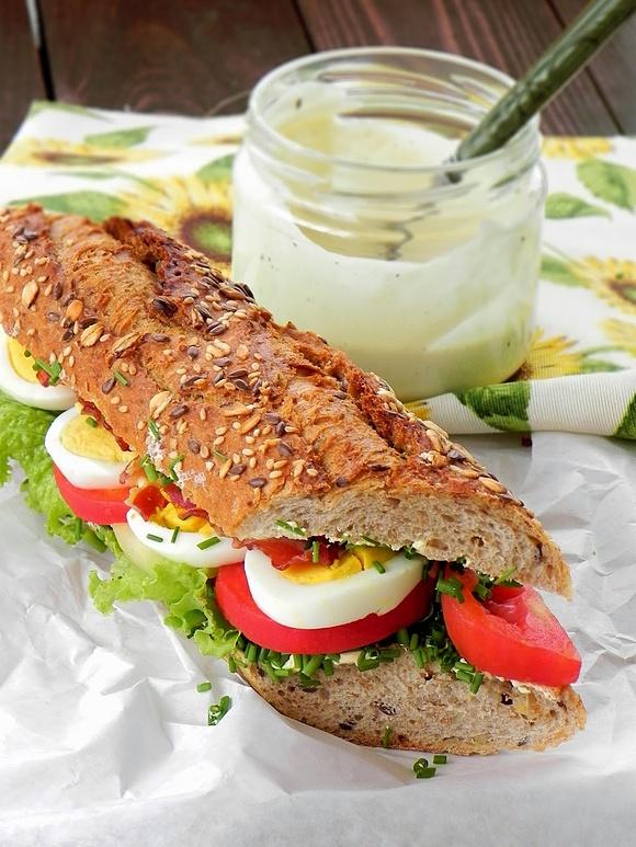 Sandwich z jajkiem i chrupiącym boczkiem