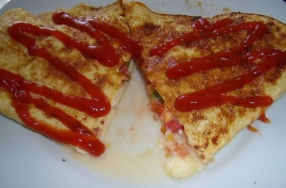 Omlet z pomidorem i mozzarellą