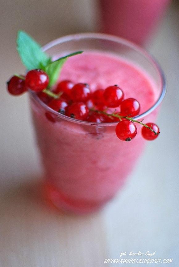 Dietetyczne smoothie arbuzowo-porzeczkowe