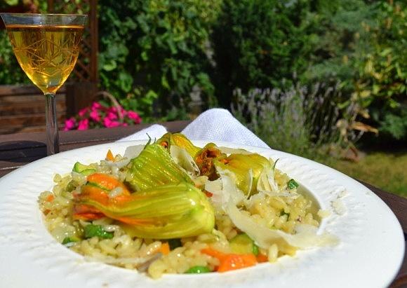 Risotto z kwiatami cukinii na letnisku