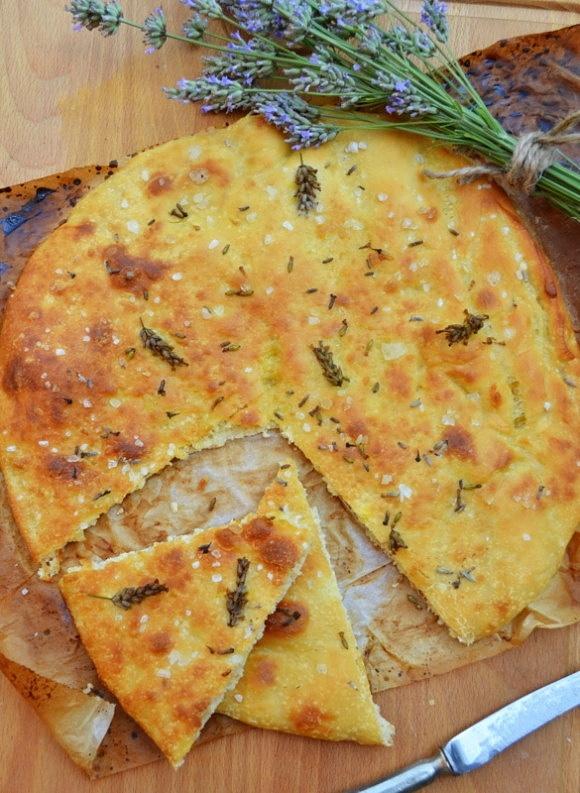 Focaccia z solą i lawendą