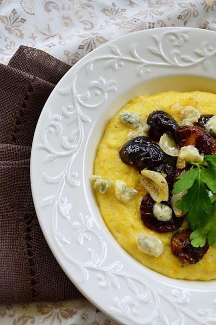 Między jawą a snem: polenta z grzybami i serem na śniadanie lub lunch
