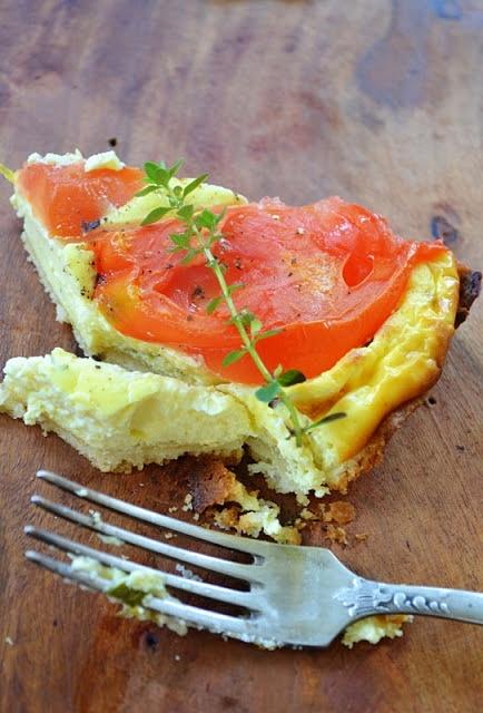 Sezonowe tęsknoty. Quiche pomidorowy z kozim serem i ziołami.