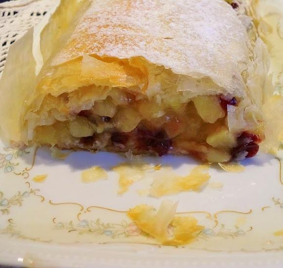 Strudel z jabłkami i rumową żurawiną oraz cynamonowe lody