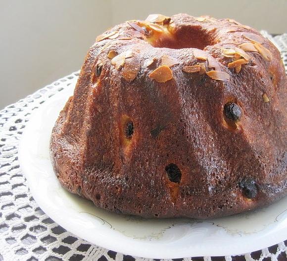 Kouglof – historia wyjątkowej brioche ozdobionej migdałami i rodzynkami
