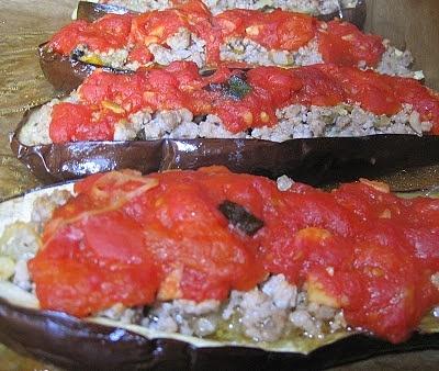 Pieczone bakłażany z jagnięciną i świeżymi ziołami