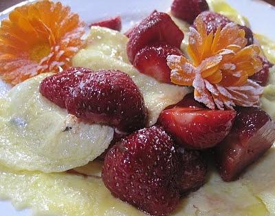 Letni omlet truskawkowo-nagietkowy