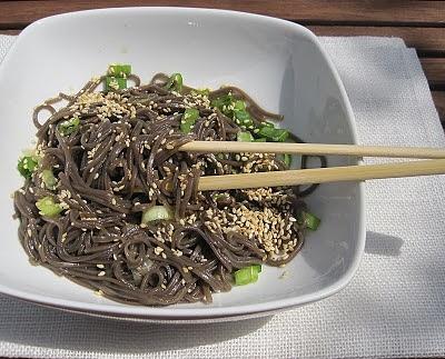 Makaron soba z ziarnem sezamowym zdrowe danie eko