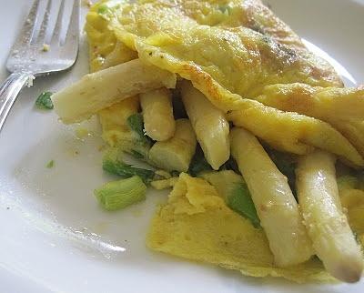 Omlet ze szparagami na śniadanie