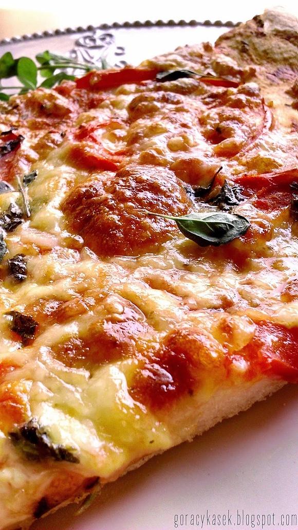 Pizza z pomidorami i cebulą
