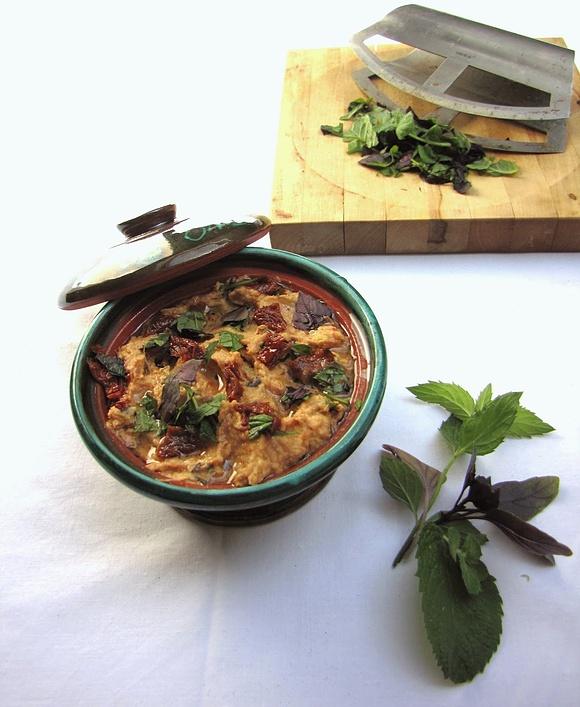 Hummus z suszonymi pomidorami i ziołami