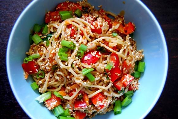 Noodle z sezamem i masłem orzechowym